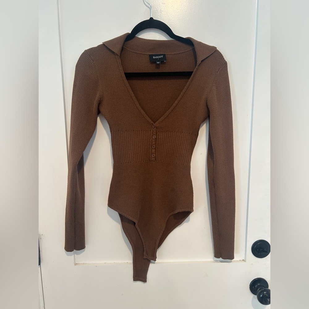 Bardot ribbed bodysuit in a brown neckline & collar button detail size small